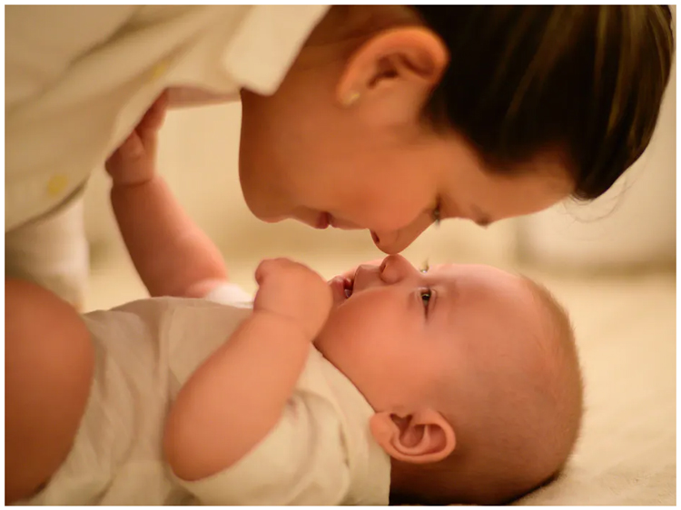 Les bébés apprennent l’art de la conversation avant même de savoir parler